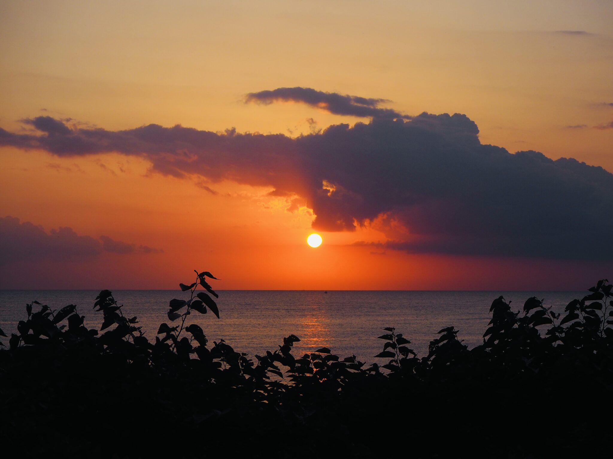 沖縄の綺麗な海と夕日