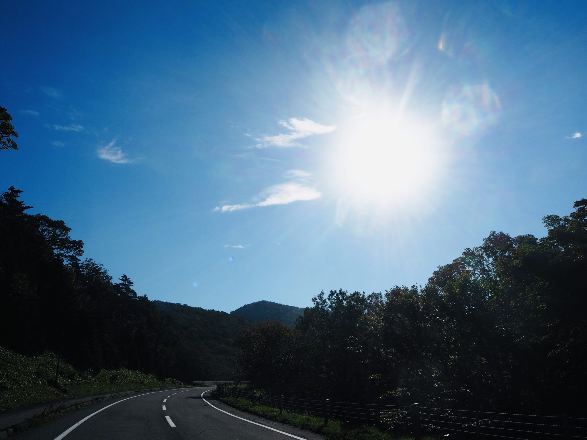 知床峠の青空と太陽