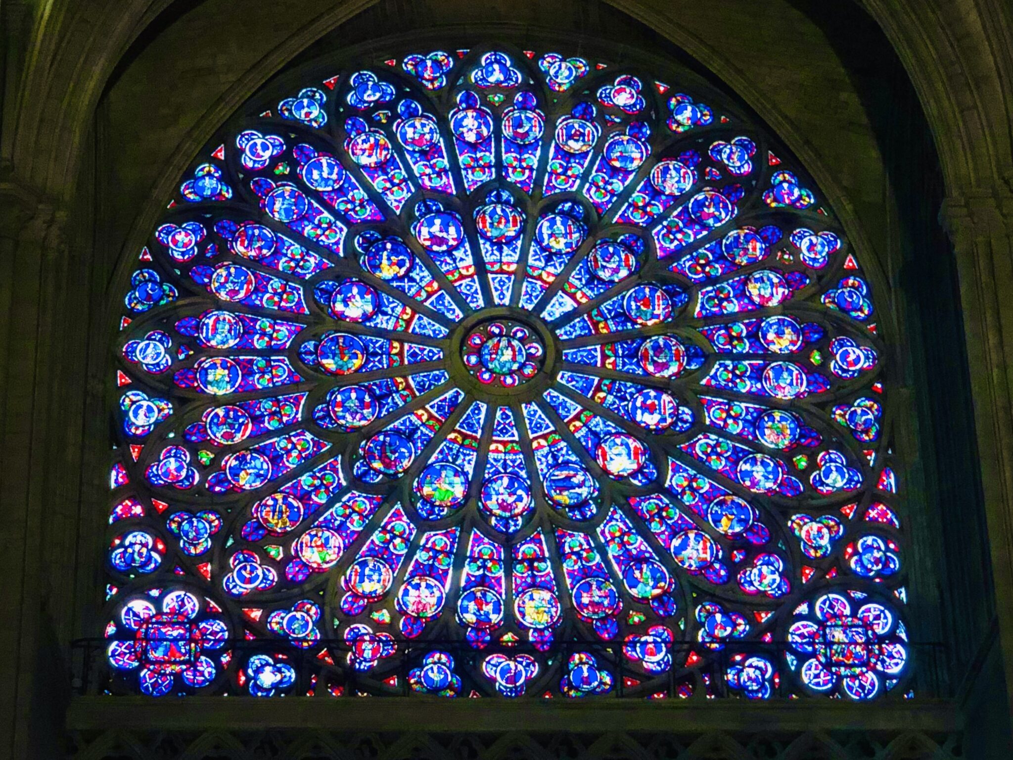 パリのノートルダム寺院にある綺麗な薔薇窓