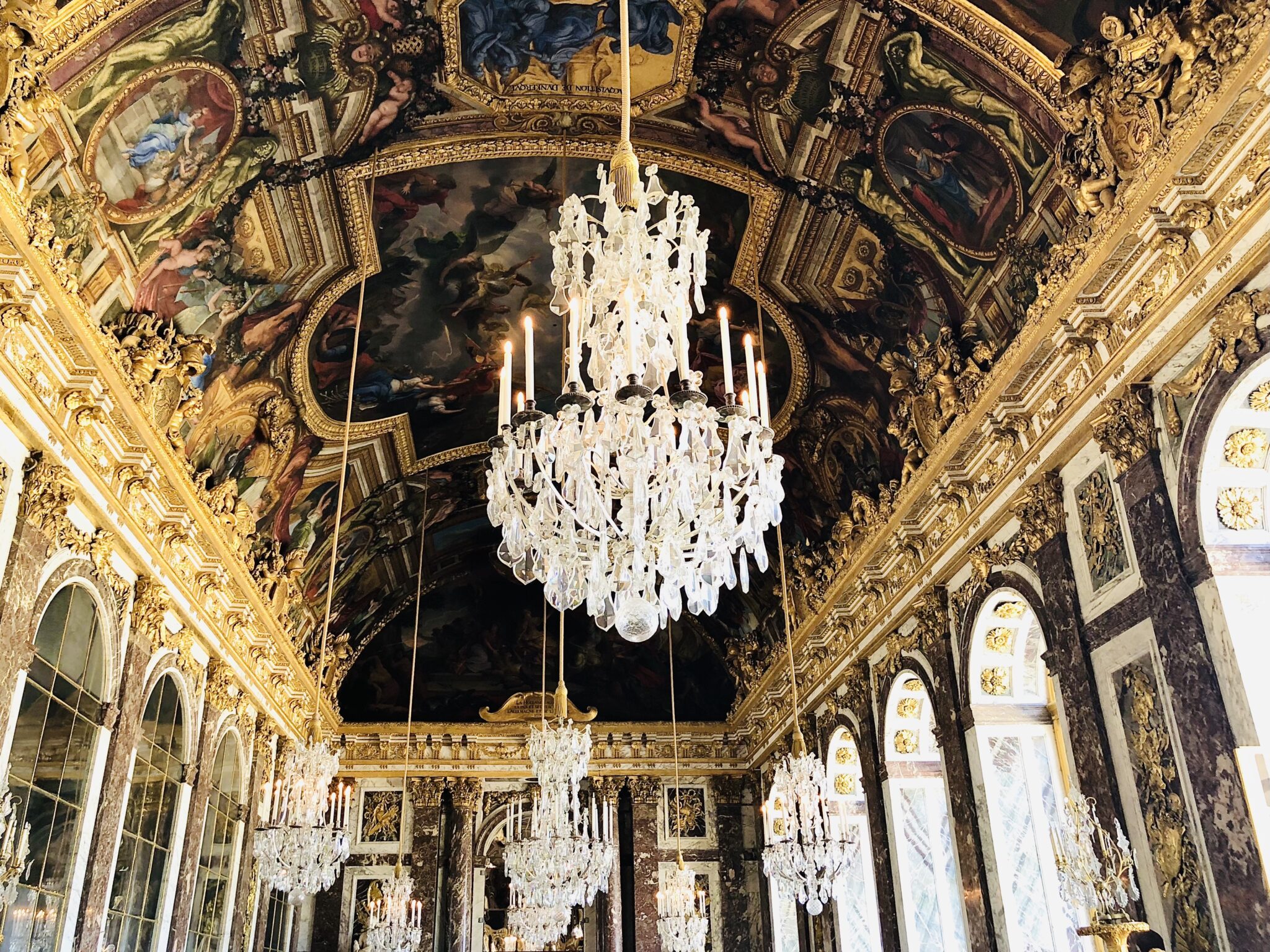 パリにあるベルサイユ宮殿の鏡の間とシャンデリア