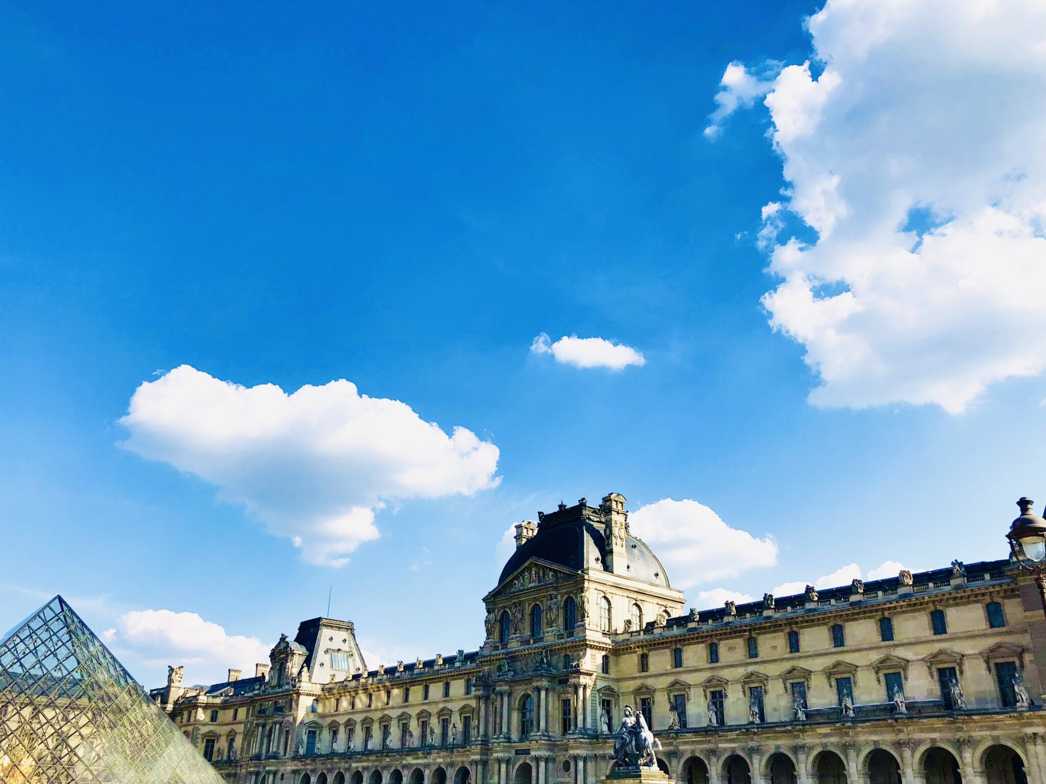 パリのルーブル美術館外観と青空