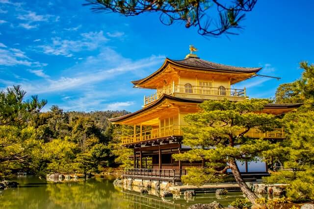 京都の金閣寺と青空
