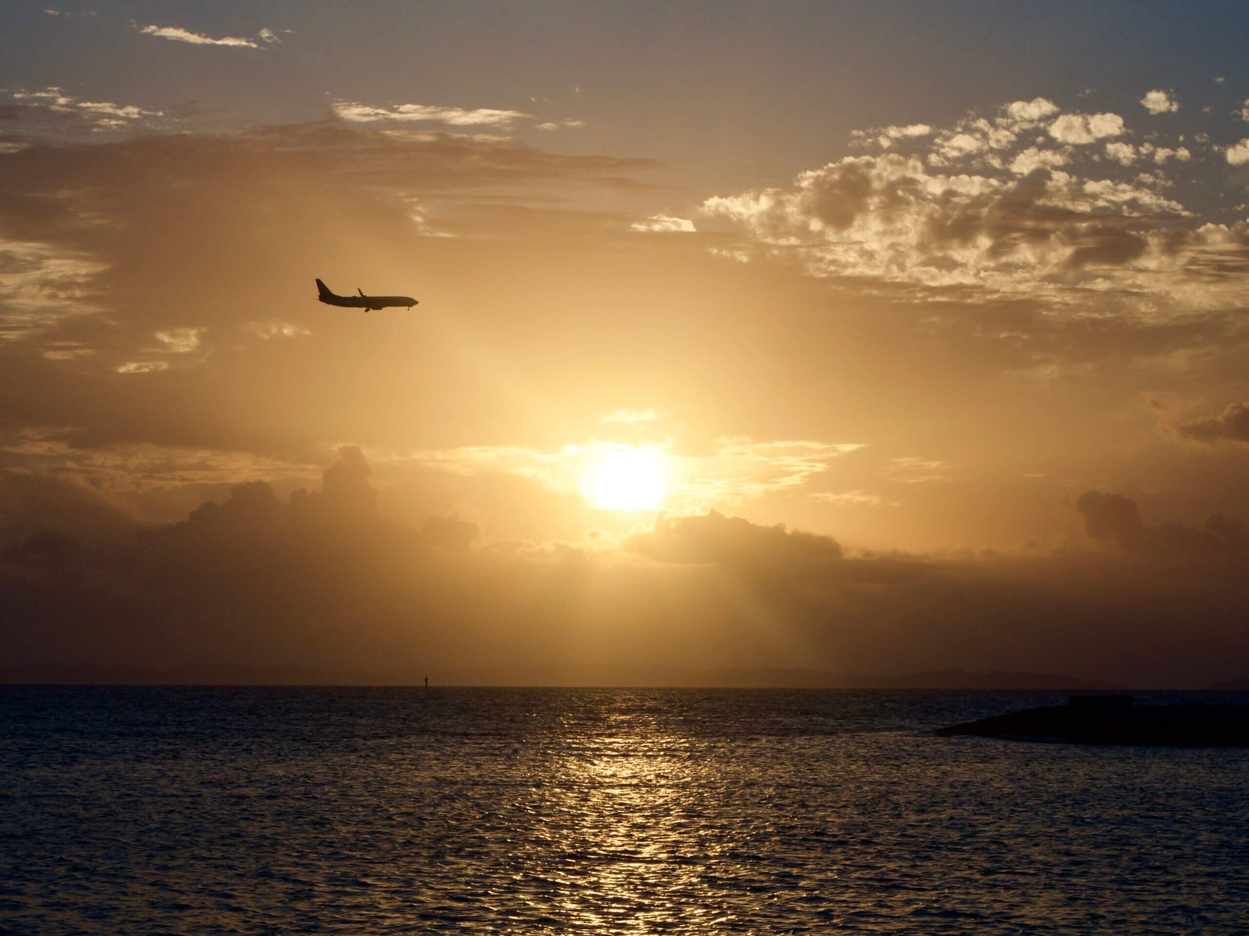沖縄の黄昏時の海と飛行機